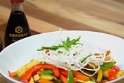 Stir-Fry dārzeņi ar kraukšķīgām nūdelēm